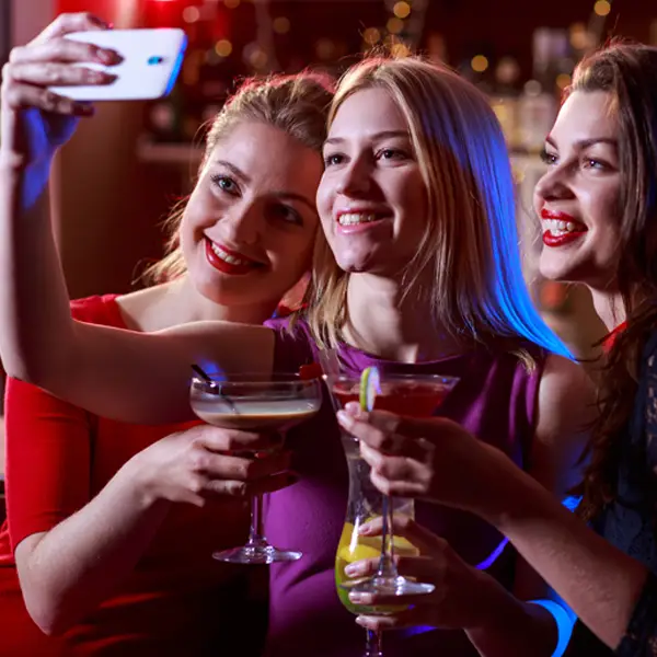 Selfie girls sq